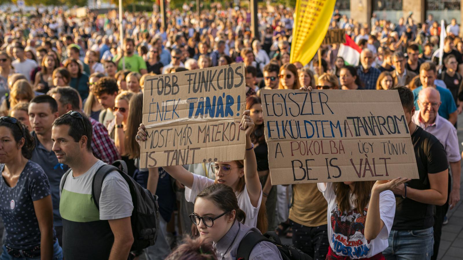 A tanárok évek óta tiltakoznak az alacsony fizetés és a túlmunka miatt