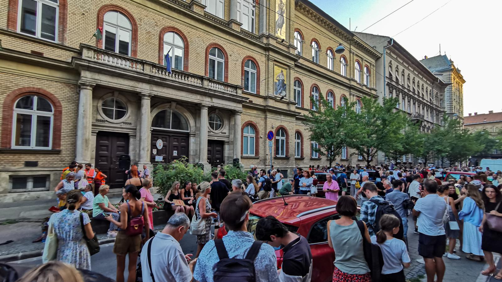 Százak tiltakoztak a Madách gimnáziumnál az igazgató felmentése miatt