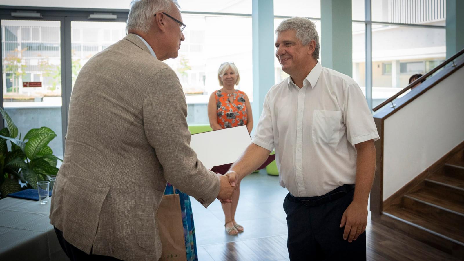 Ungváry Zsolt (j) Aradszky András (b) KDNP-s politikussal tanévet nyit. 