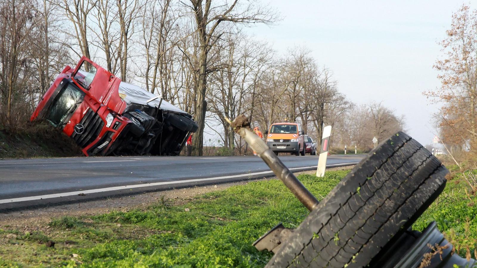 A baleset során egy ember a roncsokba szorult, őt a tűzoltók feszítő-vágóval szabadították ki. MTI Fotó: Nagy Lajos