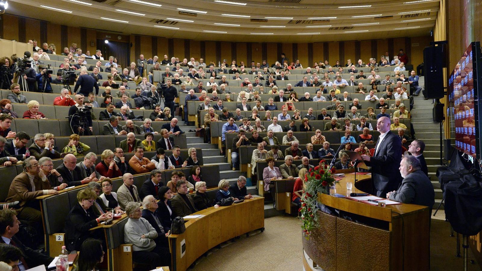 Tóbiás József, az MSZP elnök-frakcióvezetője beszédet mond a budapesti Általános Vállalkozási Főiskolán tartott pártértekezleten