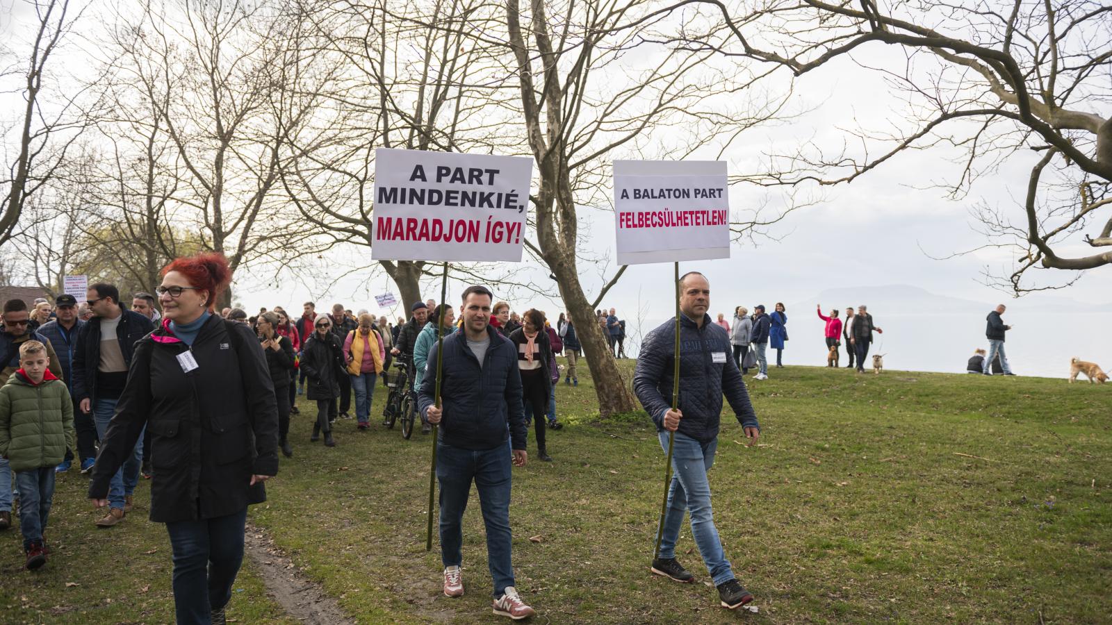 Az ominózus figyelemfelhívó séta márciusban. Emiatt indított eljárást a tulajdonos