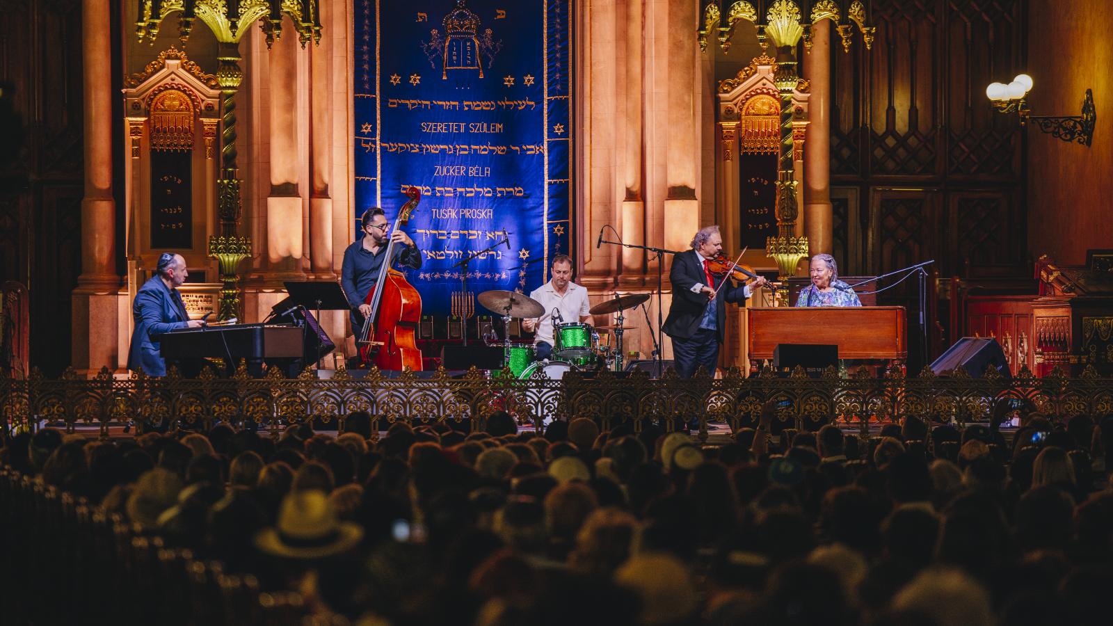 Lisztes Jenő cimbalomművész és Roby Lakatos jazzhegedűs is zenésztársa volt Rhoda Scottnak