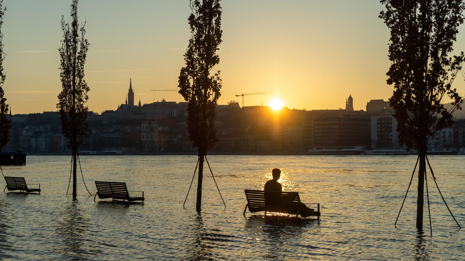 Árhullám a budapesti Duna-szakaszon 2023 decemberében