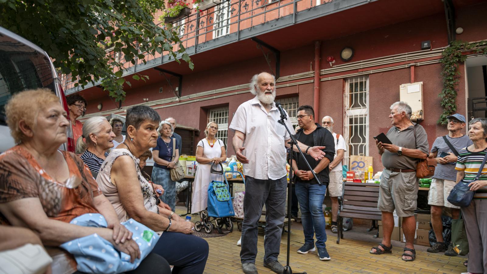 „Itt is egy gyermekeket segítő igaz emberről szól a történet, aki hajthatatlanul idealista és romlatlan.”