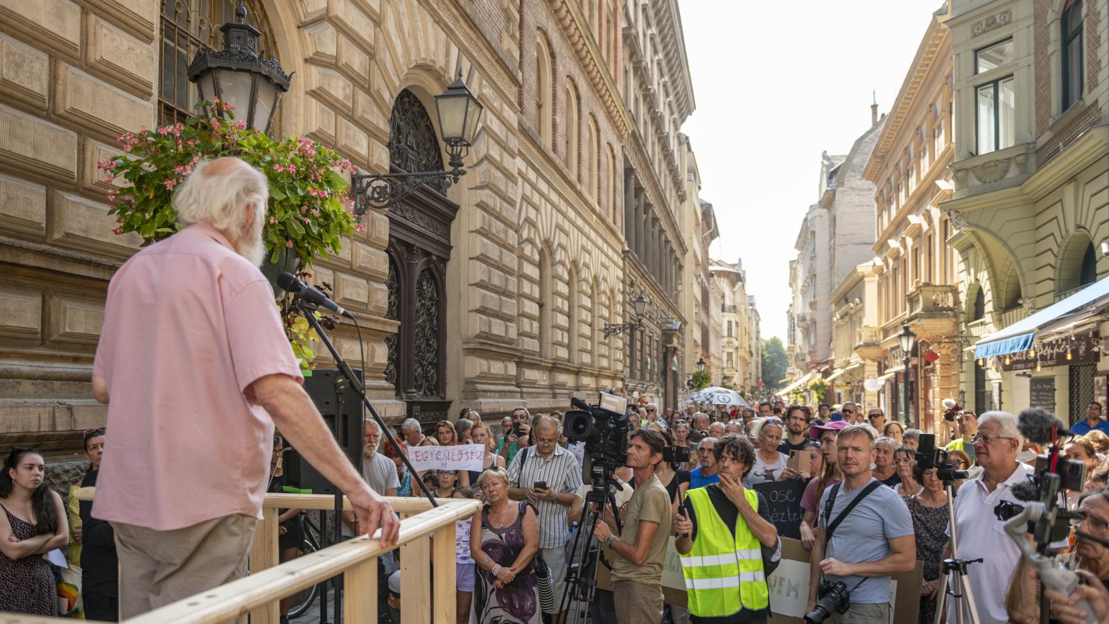 Iványi Gábor és szimpatizánsai szeptember 3-án a budapesti kormányhivatal előtt petícióval is tiltakoztak az iskolabezárások ellen 