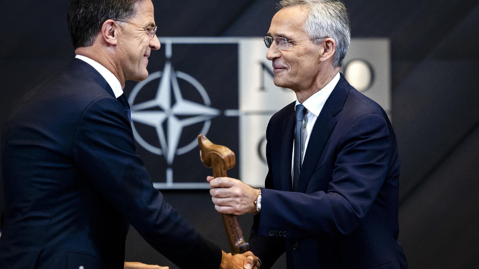 Tíz év után távozik a NATO éléről Jens Stoltenberg. Főtitkárként kevesen néztek szembe nagyobb nemzetközi kihívásokkal, mint ő. Mark Rutte feladata lesz, hogy "kisimítsa a NATO és az EU kapcsolatainak a ráncait"  