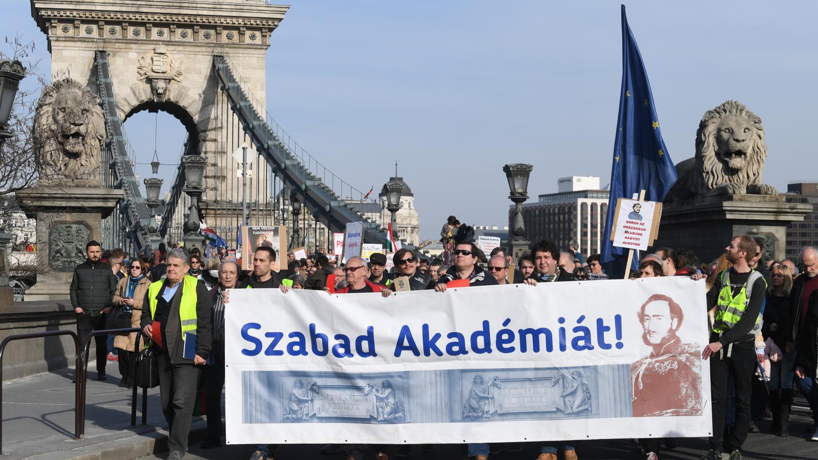 Tiltakozás 2019 márciusában. Ugyanazokat a köröket futják