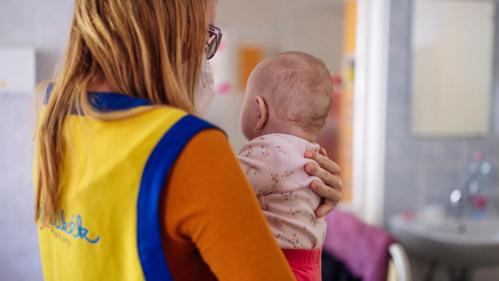 Csak Pécsen az utóbbi egy évben 112 olyan kórházban ápolt gyerekkel foglalkozott a Nevetnikék Alapítvány, aki k mellett egyáltalán nem volt szülő