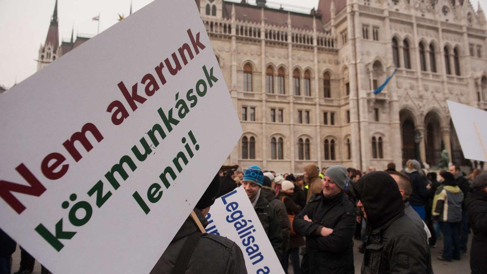 Egész nap demonstráltak Budapesten és szerte az országban a kormány megszorító politikája ellen – ma újabb tüntetés lesz a fővár