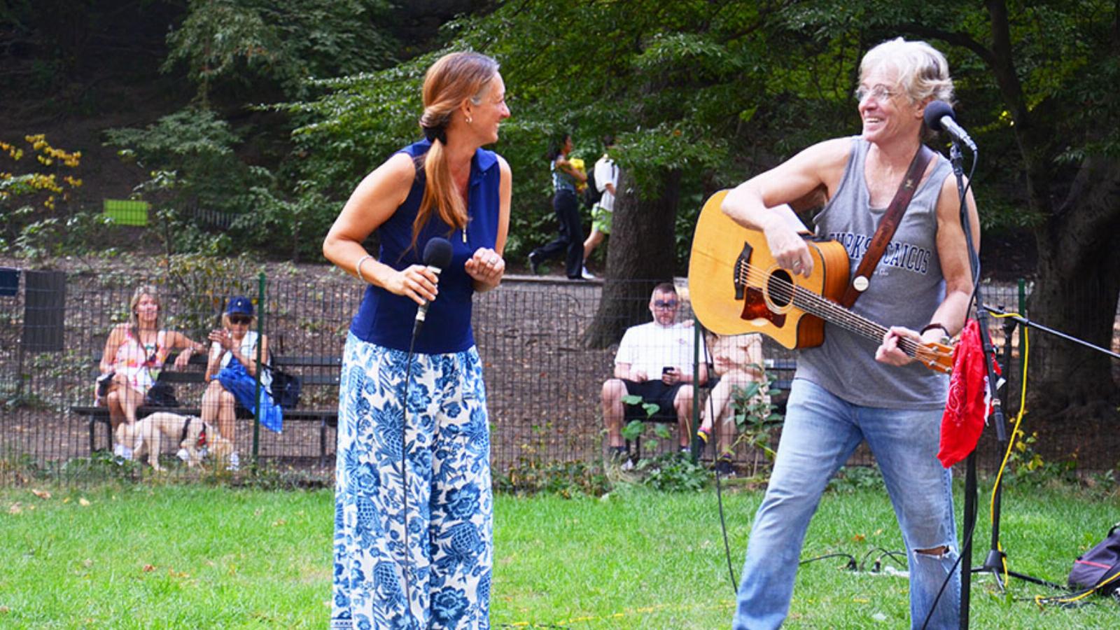 A Central Park közepén lévő mesterséges tó mentén állt és énekelt déltől 5-ig a Central Park Singer – ezt teszi évtizedek óta, miközben a hallgatóság ott ül a fűben 