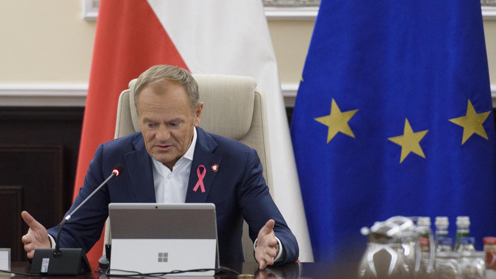  Donald Tusk szerint a menedékjog alkalmazásának felfüggesztésére is szükség lehet, hogy választ adjanak a Minszk és Moszkva által az Unió ellen folytatott hibrid háborúra