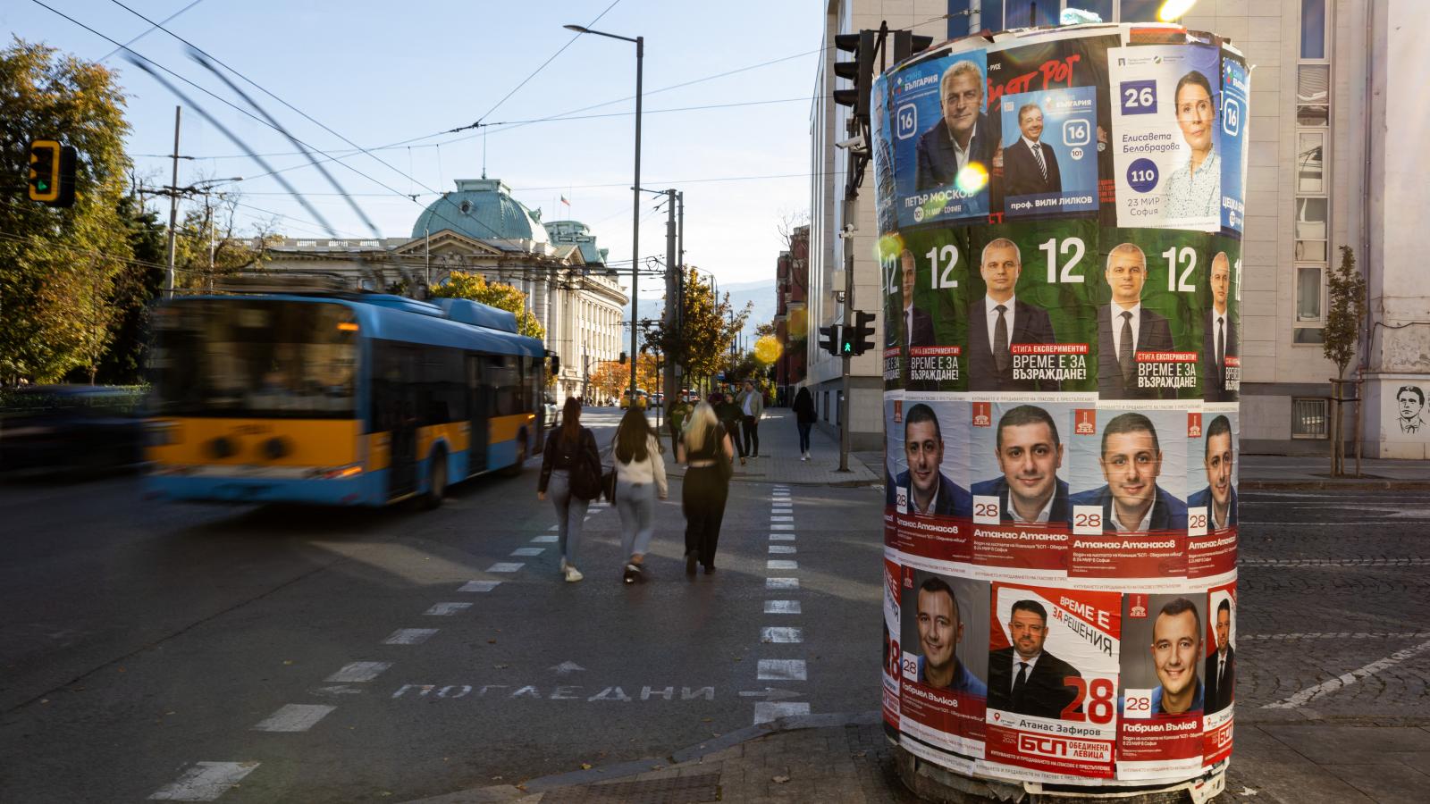 A csendes kampányt azzal magyarázzák az elemzők, hogy a pártok a törzsszavazóikat akarják megtartani, a politikusok ezért csak a híveiknek rendezett gyűléseken vesznek részt. Az immár hetedik előrehozott választás előtt a pártok már programokat sem mutatn