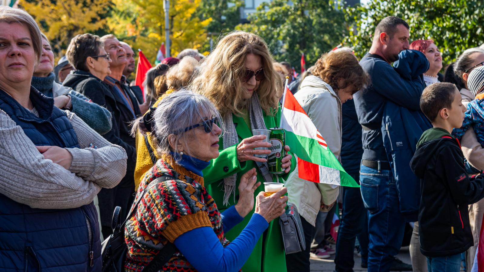 Hallgatók a kormánypárti gyűlésen. Próbálták tartani a lépést