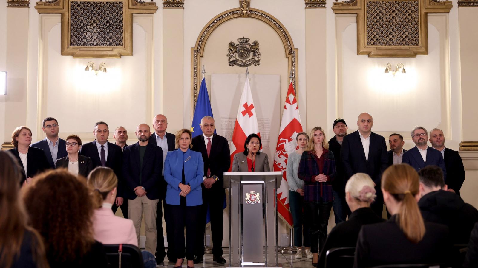 Szalome Zurabisvili a vasárnap esti bejelentés közben