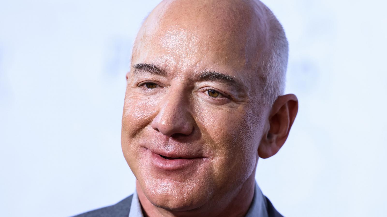 Jeff Bezos laptulajdonos csaknem fél évszázados hagyományt rúgott fel