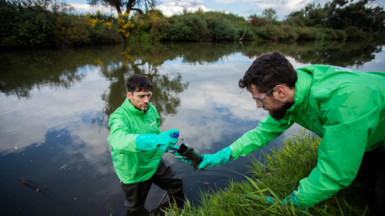 A Greenpeace munkatársai rendszeresen ellenőrzik vizeink állapotát