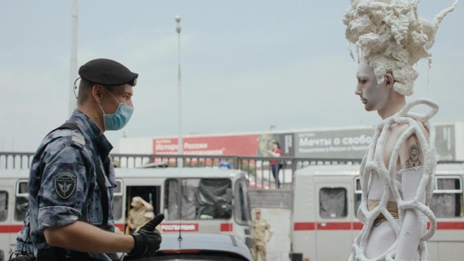 A Queendom című film főszereplője Gena queer performance-művész