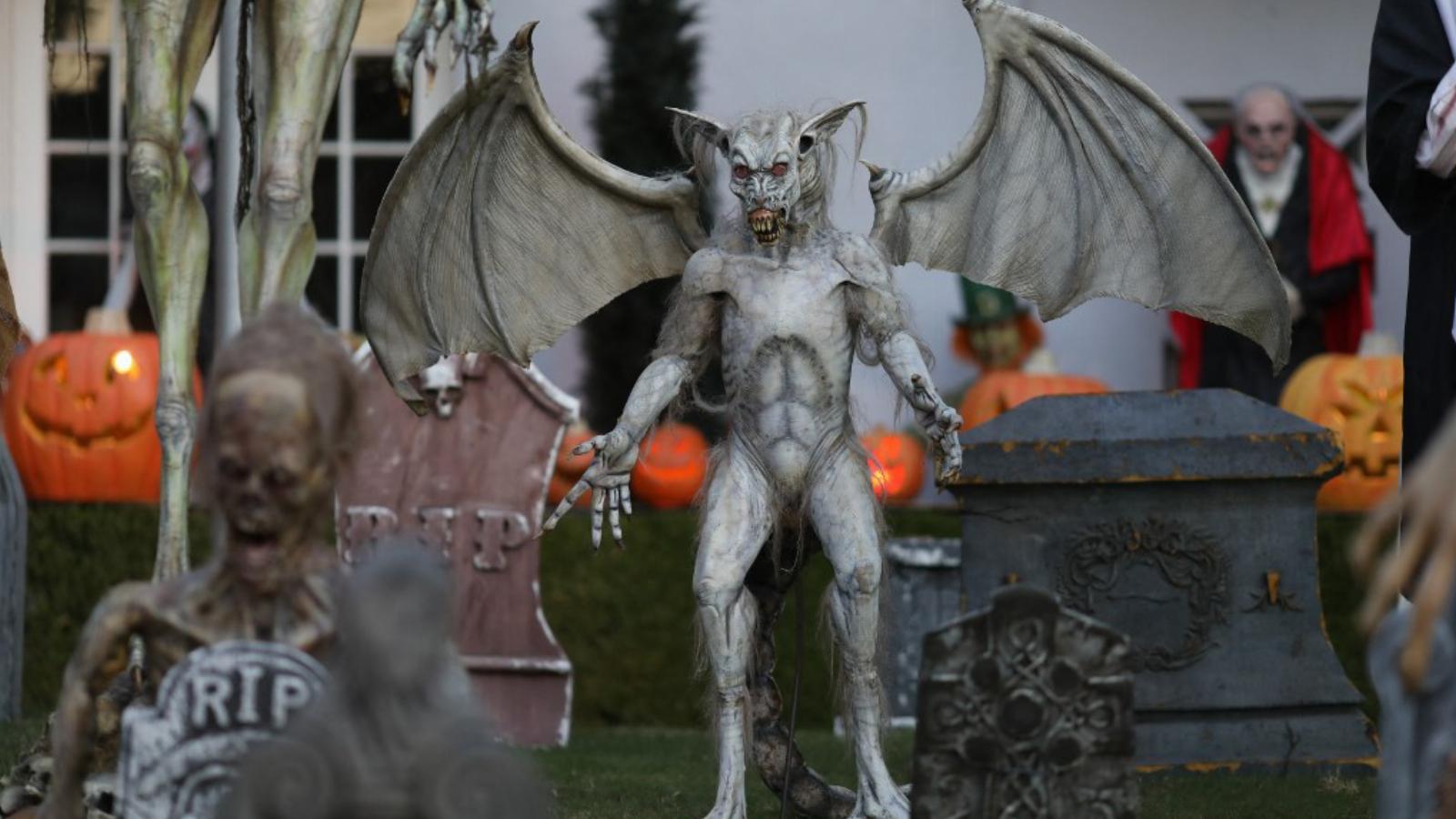 A kaliforniai Los Angeles Hancock Park negyedében lévő ház fel van díszítve az éves halloweeni ünnepre, 2022. október 29-én. 