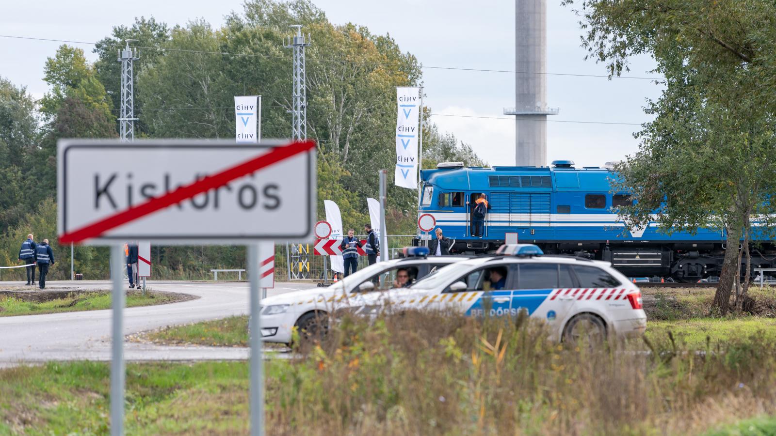 A Mészáros Lőrinc érdekeltségébe tartozó biztonsági cég emberei zárták le október 9-én a vasúti átjárót