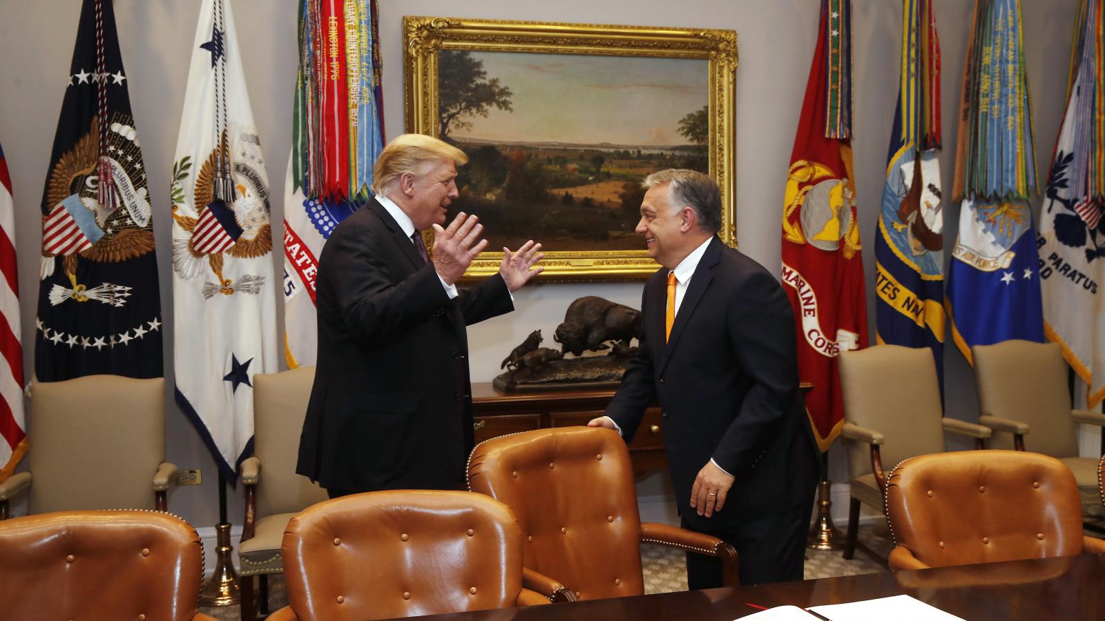 Donald Trump és Orbán Viktor mosolyog. Utóbbi téved, ha azt gondolja, hogy minden rendben lesz, ha előbbi nyer