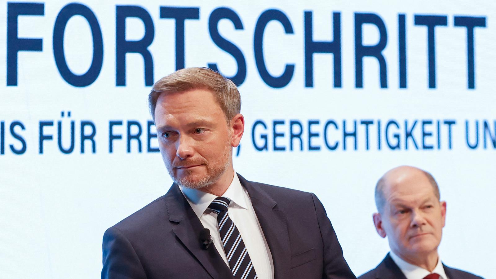 Christian Lindner a háttérben Olaf Scholzcal. 2021. november 24-én