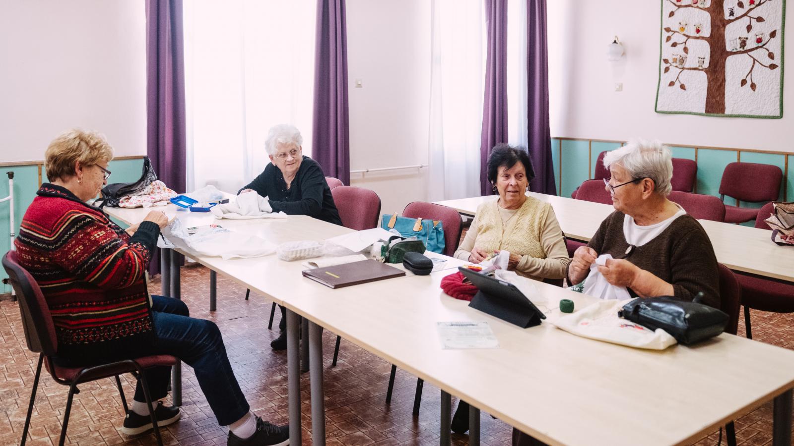 Népi hímzőszakkör a művelődési házban. Olykor itt is szóba kerül a több mint hatvanéves történet