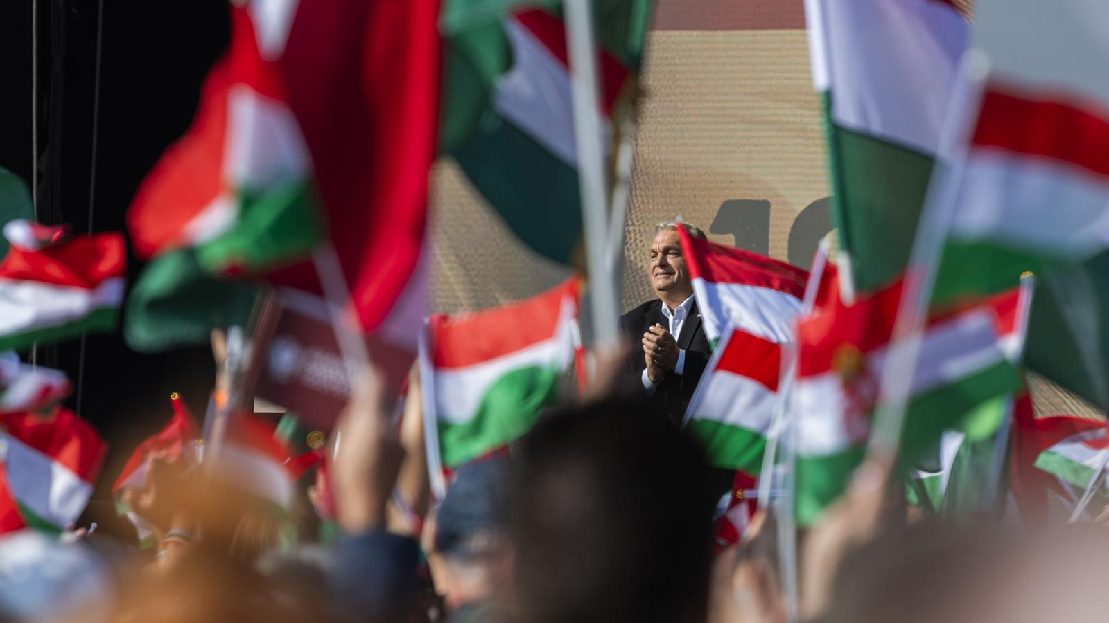 Orbán Viktor
október 23-án
félre nem érthető
módon adta
a tudtunkra,
hogy Magyarország
elhagyja
a NATO-t és az
Európai Uniót,
s a választásokon
is győztest
hirdetett