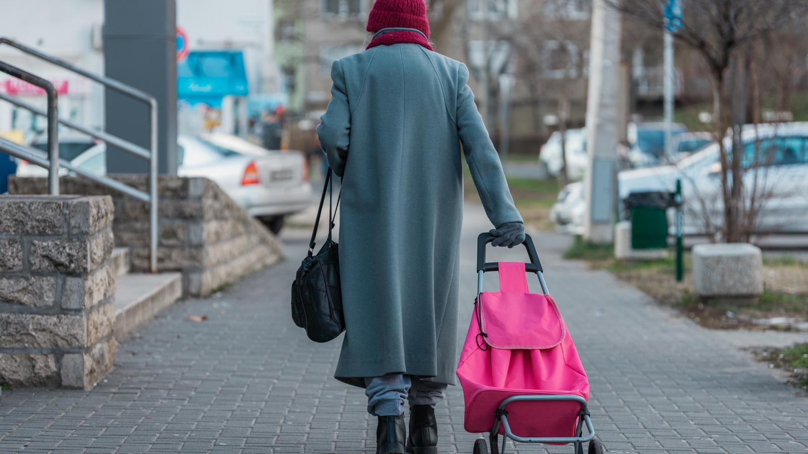 Félmillió nyugdíjasnak havi 140 ezer forintnál kevesebb jut. Nem kapnak extra segítséget, lapos marad a bevásárlókocsi