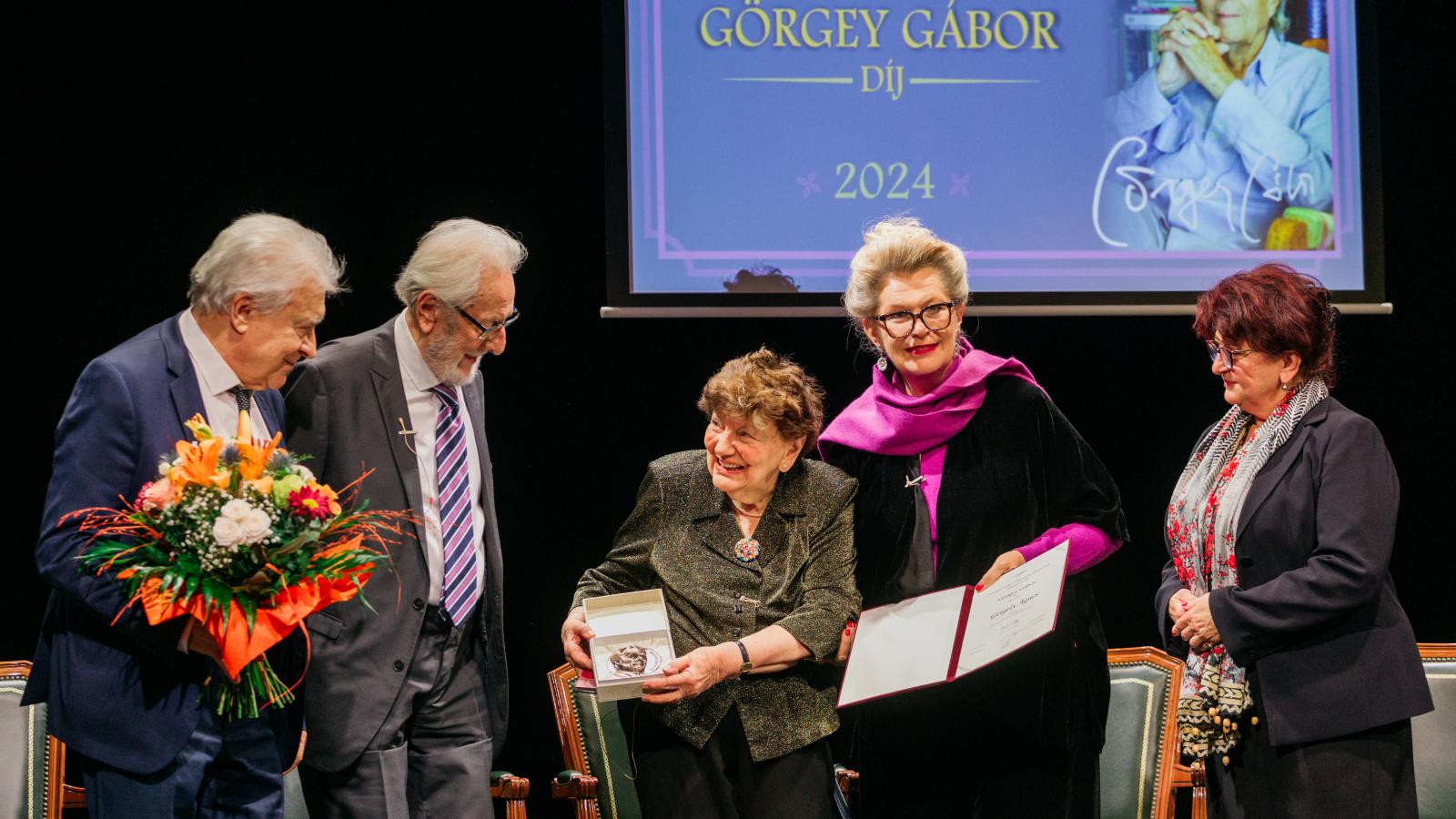 Az első díj­átadót Görgey Gábor 95. születésnapjára időzítették, az első Görgey-díjat Gergely Ágnes vehette át