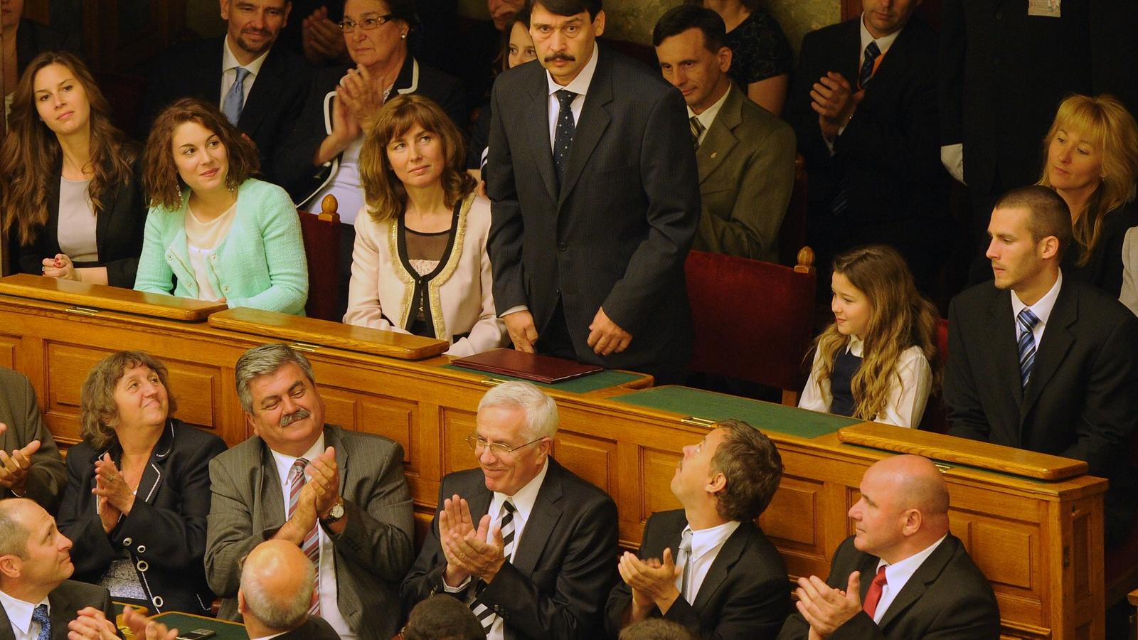 Áder János államfővé választása után a gratulációkat fogadja – Áder András (a kép jobb szélén) azóta a közmédiához került FOTÓ: 