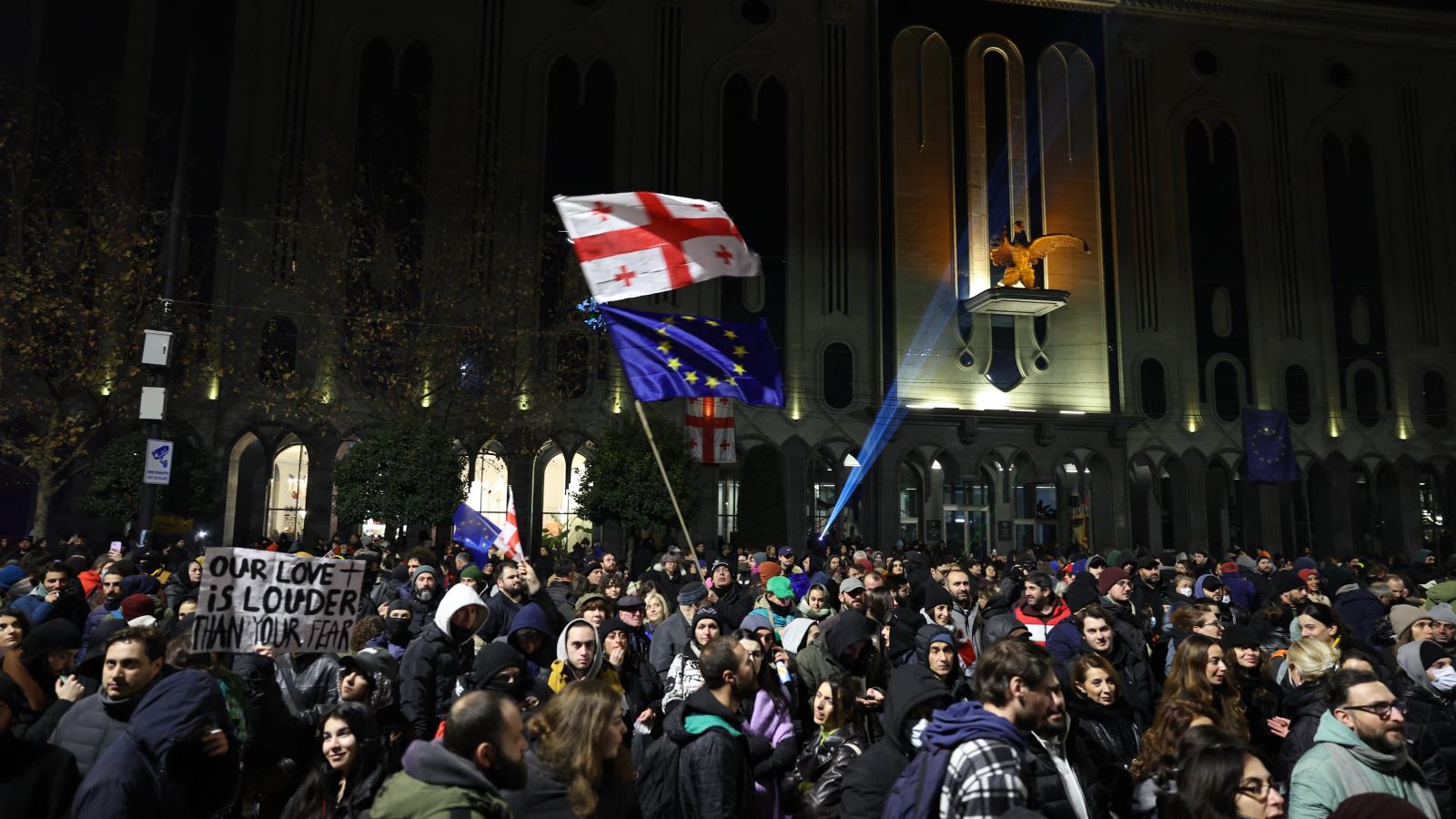 Kormányellenes tüntetők Tbilisziben a grúziai parlament előtt 2024. december 8-án. 