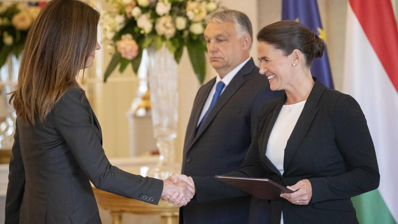 Varga Judit egykori igazságügyi miniszter kezet ráz Novák Katalin egykori államfővel. A háttérben Orbán Viktor. A férfi maradt