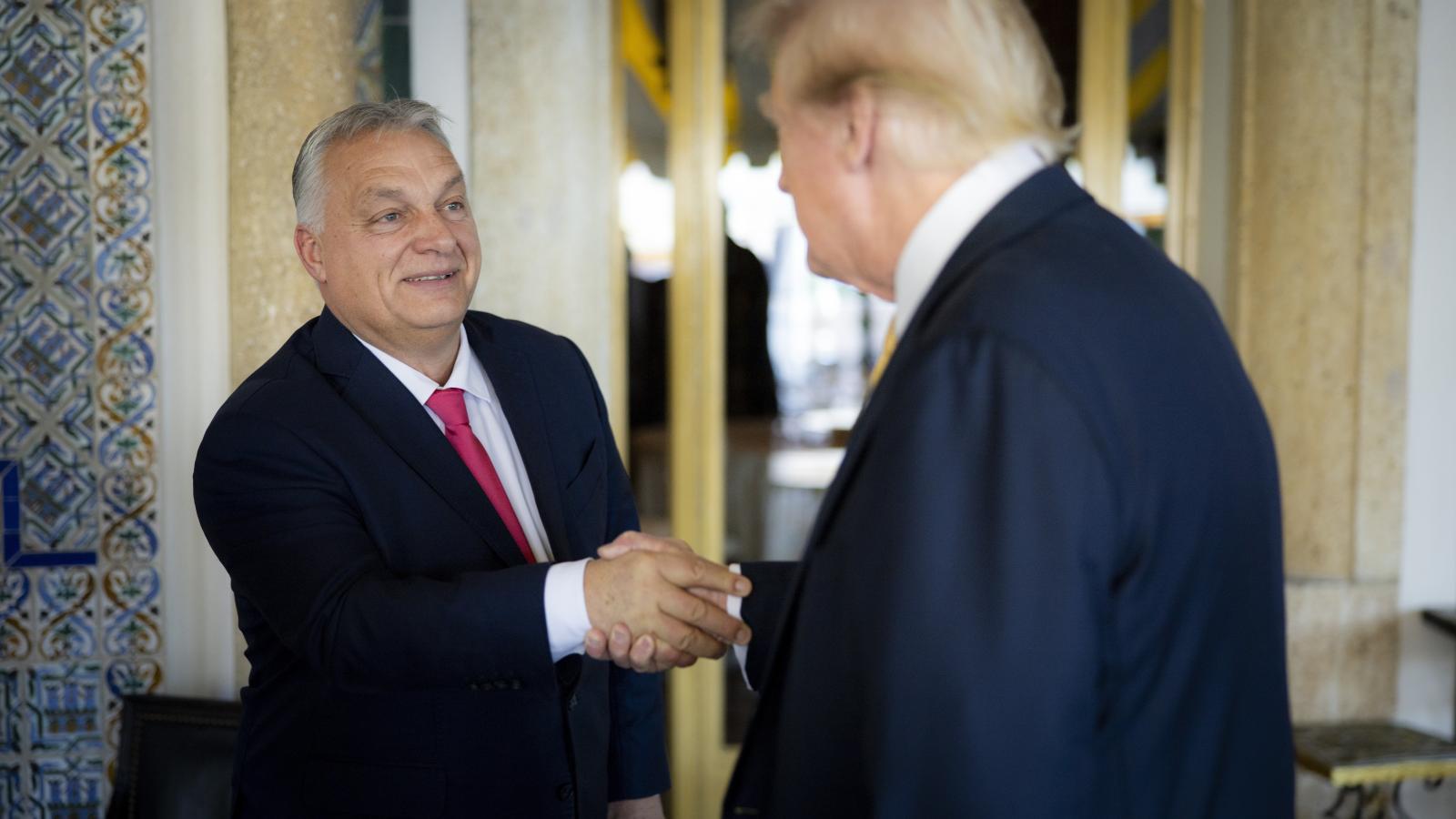 A Miniszterelnöki Sajtóiroda által közreadott képen Donald Trump fogadja Orbán Viktor kormányfőt a floridai Mar-a-Lagóban 2024. december 9-én. 