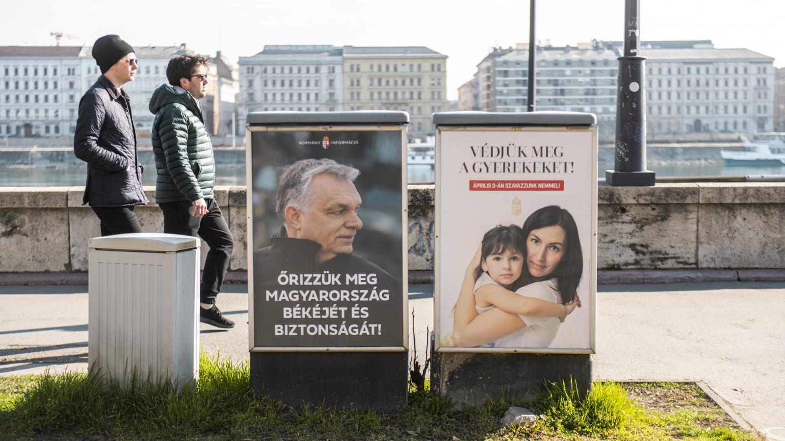 Az Orbán-­kormány nem azoktól védi a gyerekeket, akiktől kéne. Kezdhetnék magukkal