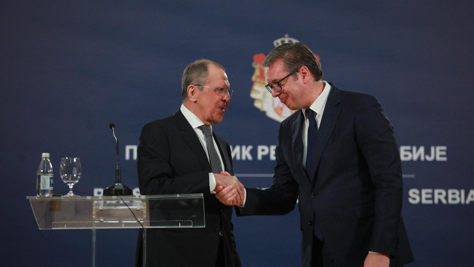 Szergej Lavrov és Aleksandar Vucic 2021. október 10-én Belgrádban