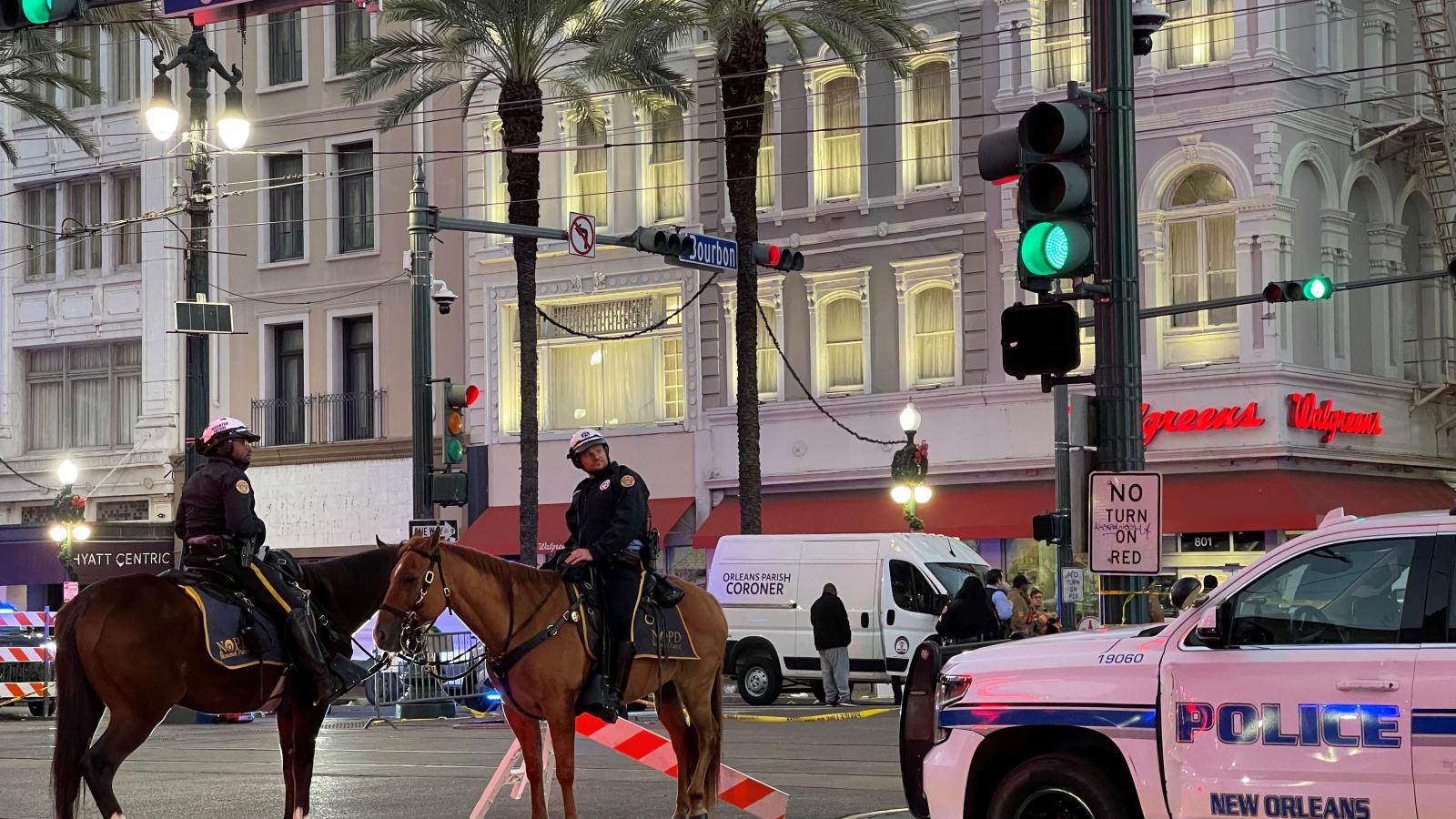 A rendőrök lezárták a Canal Street és a Bourbon Street kereszteződését