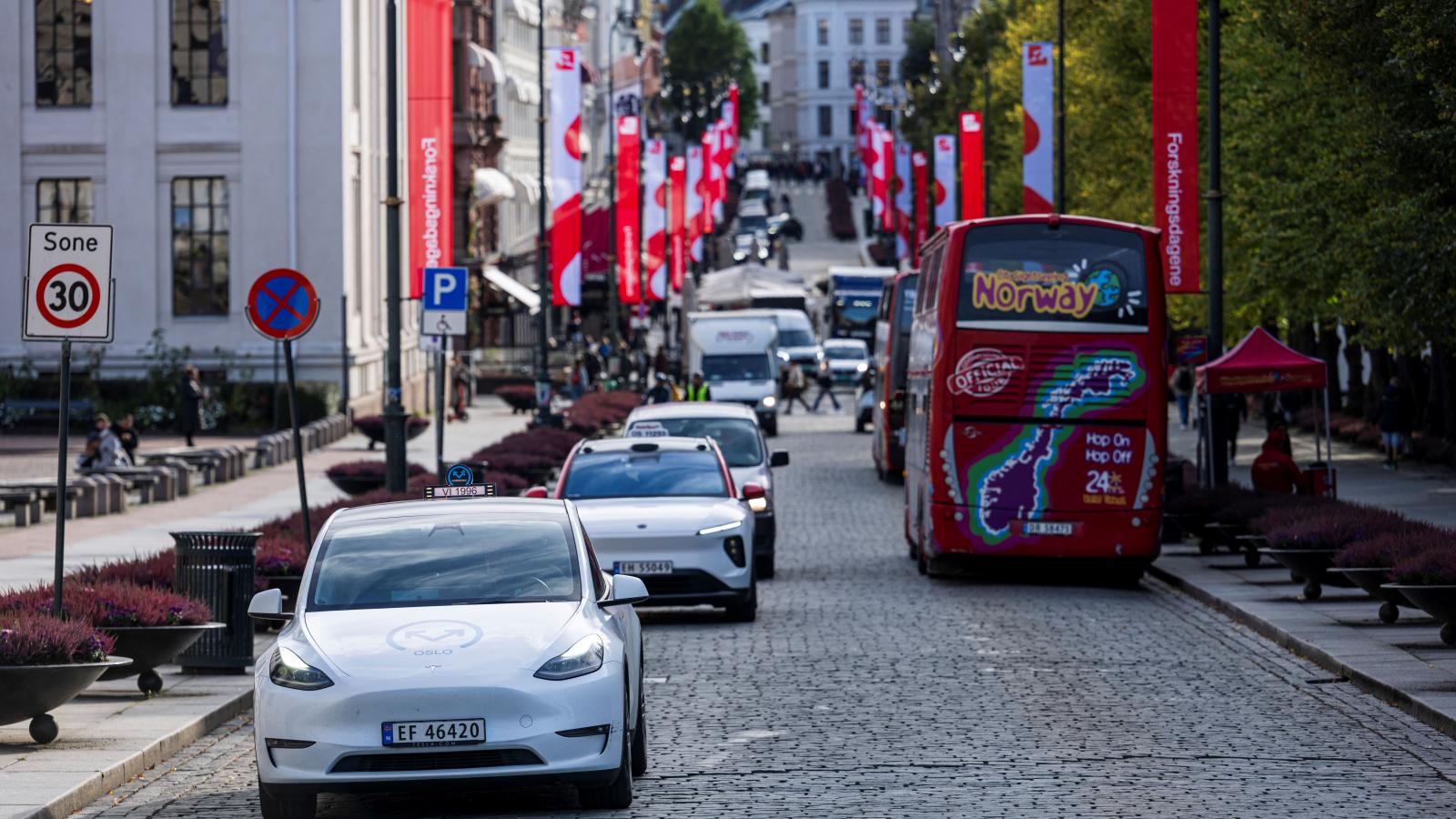 Utcakép elektromos taxikkal Osloban 