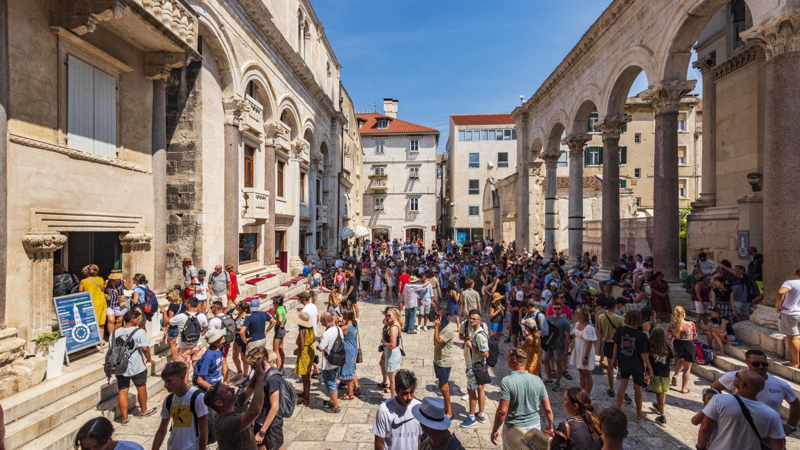 Turisták Splitben 2024 májusában