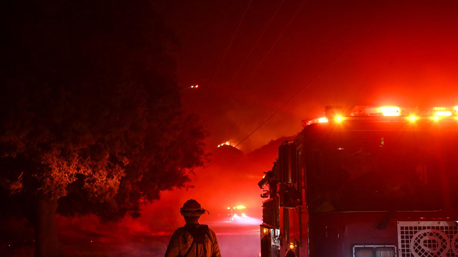 Tűzoltók küzdenek a lángokkal a Los Angeles megye északnyugati részén található Castaicban