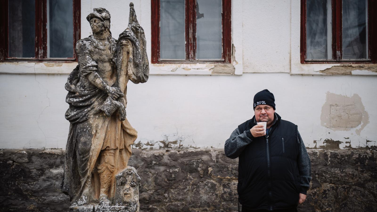 Fekete Richárd kávézik a mucsi bolt közelében. Szerinte aki látta a klipet, mind azt mondja, hogy sok benne az igazság