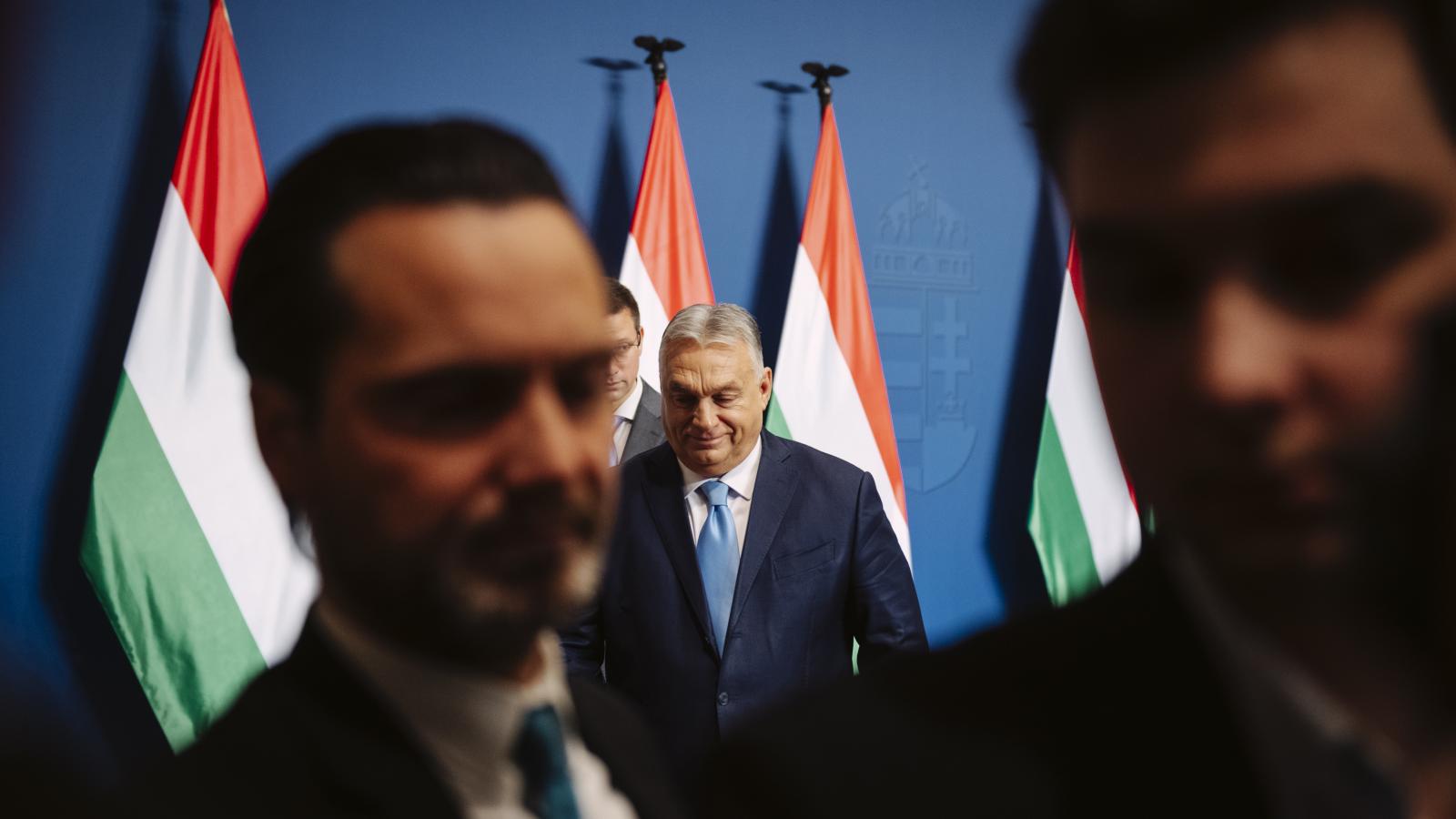 Orbán Viktor távozik a 2024. december 21-én megtartott évzáró sajtótájékoztató után 