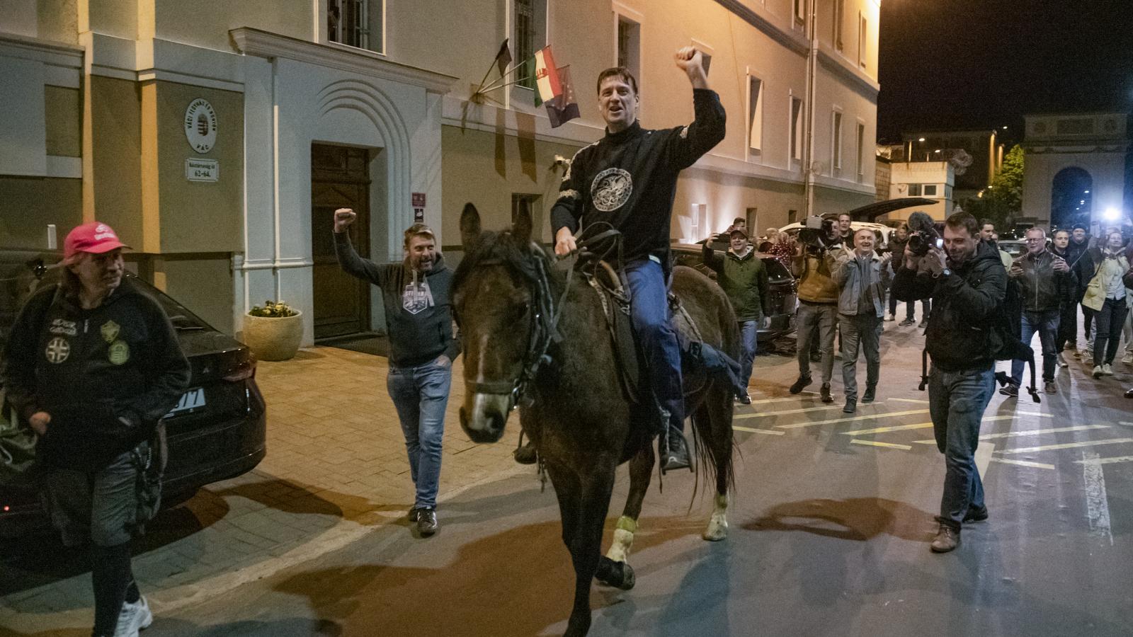 Budaházy György szabadon engedését a Mi Hazánk győzelemként ünnepelte, az általános amnesztiáról szóló petíciót a párt határozottan ellenzi