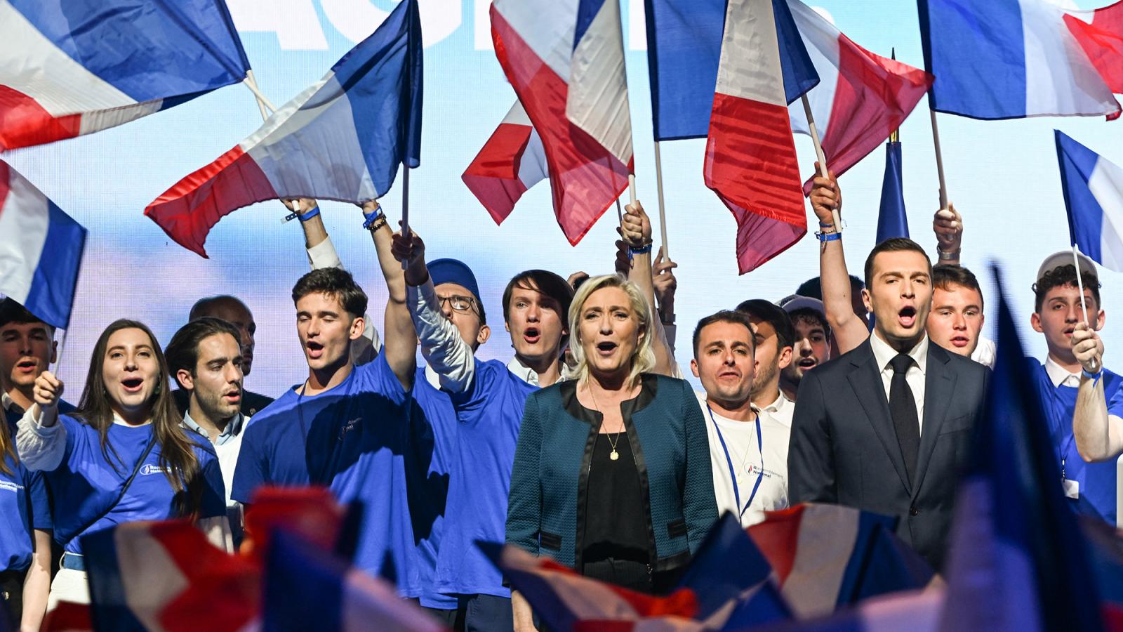 Marine Le Pen és
Jordan Bardella,
a Nemzeti
Tömörülés két
vezetője a tavalyi
EP-választási
kampányban.
A párt az
általa kanalizált
indulatokat a
bevándorlók,
muszlimok és
más kisebbségek
ellen fordítja