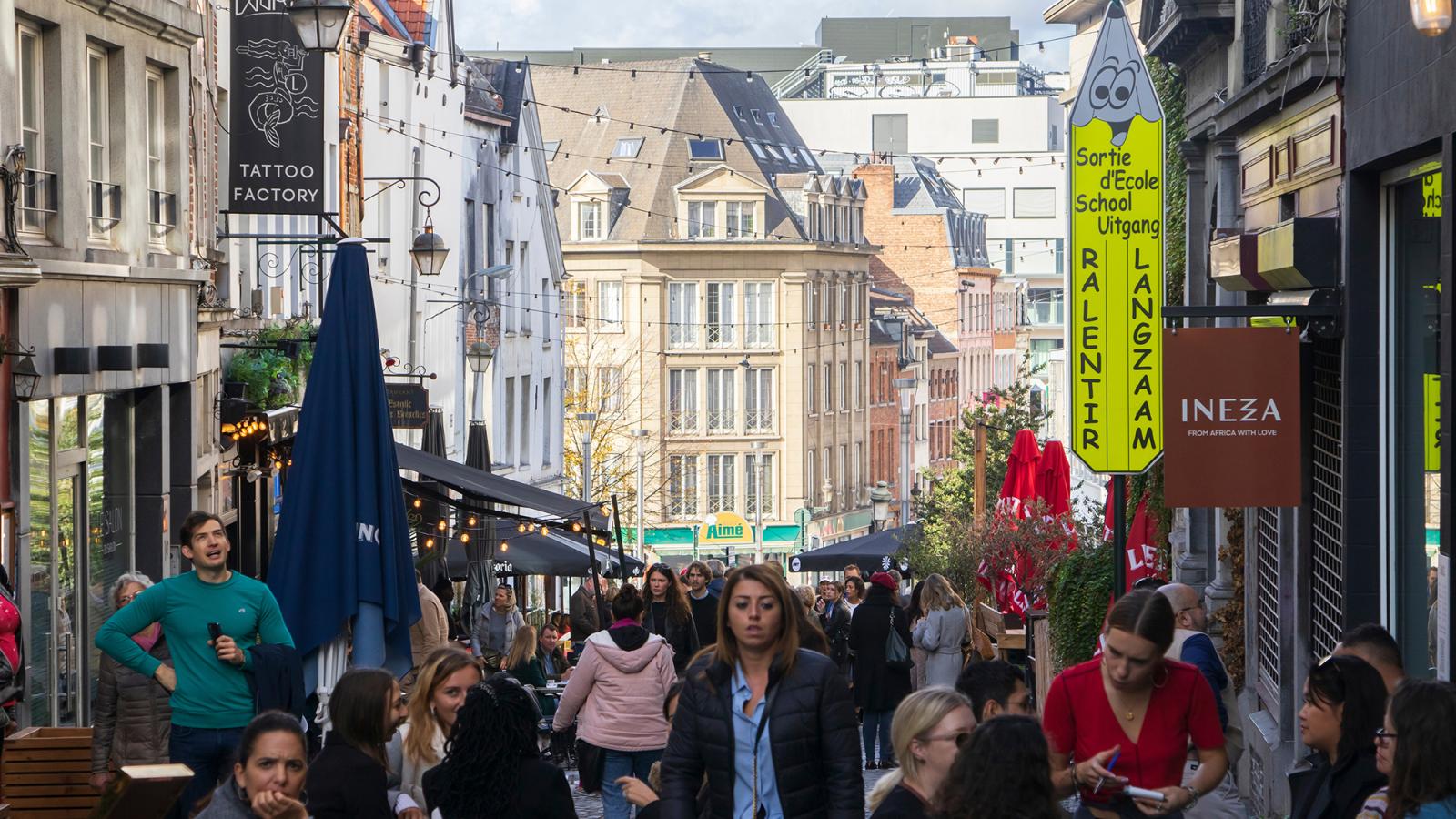 Brüsszeli utcakép.
Máshogy
éljük a hétköznapokat,
más
a nyelv és az
éghajlat, másfajták
a történelmi
rendszerek, más
a barátság és a
lakhatás, elégtelenségeink
és a
hibáink