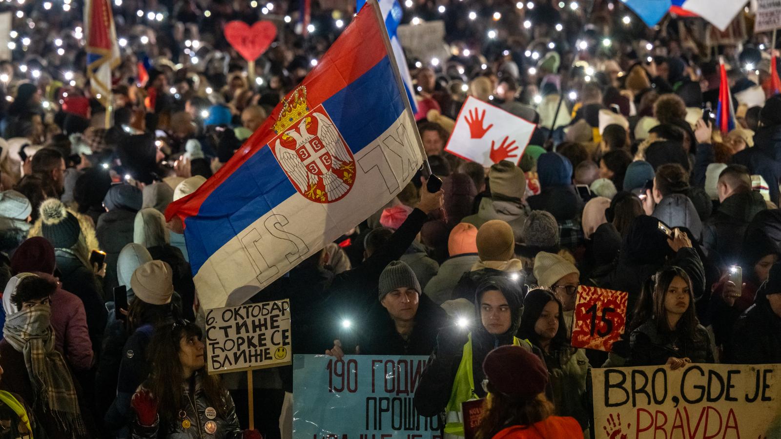 A mozgalom jelképe egy véres kéznyom, amely Kragujevacban is számos zászlón és plakáton volt látható