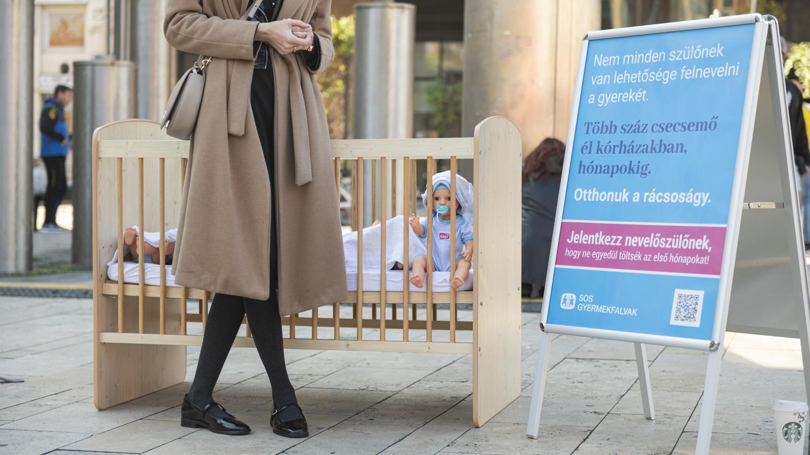 Nevelőszülők toborzása a Nyugati téren tavaly októberben. Nem ritka, hogy a civil segítők sem mehetnek be az intézményekbe