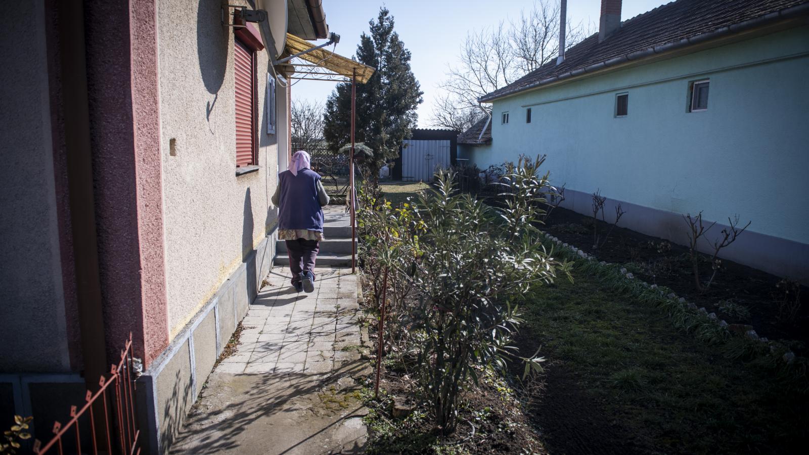 Az önerőt kevés nyugdíjas tudja előteremteni, ráadásul a felújításokat számlákkal kell igazolni, az építési vállalkozók pedig áfával is megterhelik az adott munkadíjat