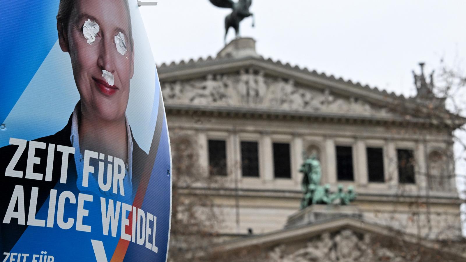 Frankfurtban nem túl népszerűek Alice Weidel plakátjai. Az AfD társelnöke szerint nem történt bűncselekmény