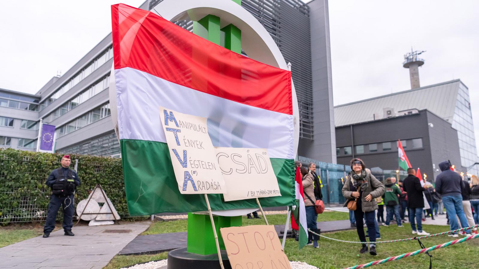 Bármilyen sületlenséget szabad gondolni, de ne a közmédia sugározzon tapinthatóan véleményszerű véleményt